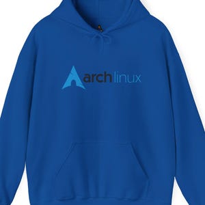 Op de afbeelding: Een koningsblauwe hoodie met een voorzak en een capuchon met trekkoord. De hoodie heeft de tekst "arch linux" in een lichtblauw en zwart ontwerp op de voorkant. De hoodie is gemaakt van een zacht materiaal.