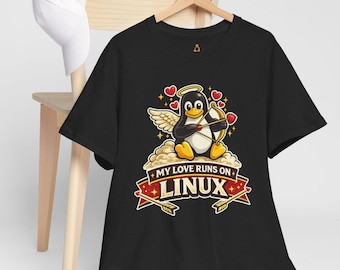 My Love Runs on Linolux T-Shirt: Niedliches Cupid Tux Valentine-Design für Linolux+Linux Fans