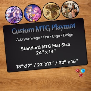 Peut inclure: Un tapis de jeu MTG noir personnalisé avec le texte "Custom MTG Playmat" et "Add your Image / Text / Logo / Design". La taille standard du tapis est de 61 cm x 36 cm, avec d'autres tailles disponibles. Trois images circulaires sont affichées.