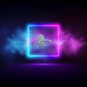 Könnte beinhalten: Silberne, texturierte Oktopus-Brosche, platziert in einem Neon-Quadrat mit blau-rosa Farbverlauf. Der Hintergrund zeigt einen dunkelviolett-blauen Farbverlauf mit Raucheffekten.