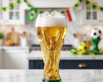 Bicchiere da birra Coppa del Mondo 500 ml, boccale da birra con trofeo di calcio, regalo per tifoso di calcio, accessorio da bar unico per la tana dell'uomo, regalo per allenatore di calcio, boccale da birra personalizzato