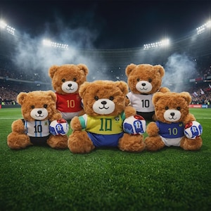 Könnte beinhalten: Fünf braune Plüsch-Teddybären in Fußballtrikots mit der aufgedruckten Nummer 10 auf der Vorderseite. Jeder Bär hält einen kleinen Fußball. Die Trikots sind weiß-hellblau, rot, gelb-blau, weiß-schwarz und blau gefärbt.