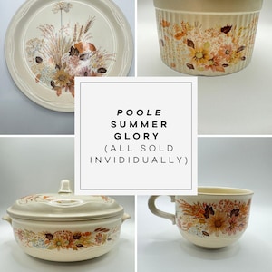 Op de afbeelding: Een collectie Poole Summer Glory keramisch servies. Inclusief een groot bord, een ronde ovenschaal, een ovenschaal met deksel en een kop met oor. Elk stuk heeft een bloemenontwerp in tinten oranje, geel en bruin.