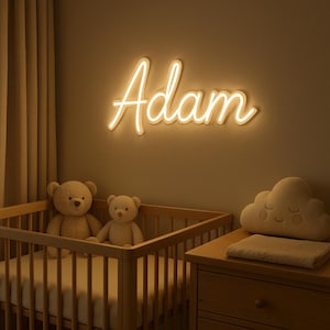 Peut inclure: Une scène de chambre d'enfant avec un lit en bois et deux ours en peluche. Au-dessus, une enseigne au néon avec le nom "Adam" en écriture cursive, émettant une lumière chaleureuse. Un oreiller en forme de nuage et une table de chevet complètent la scène.