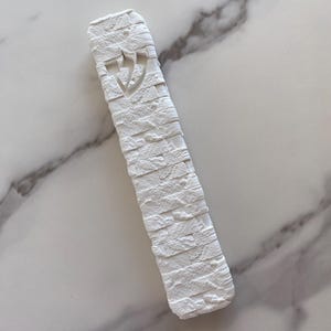 Luxury Concrete Mezuzah Case – Jerusalem Stone Inspired Mezuzah – Elegant Shin Engraving – Handmade Judaica from Israel