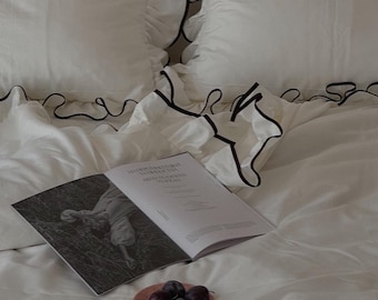 Juego de ropa de cama con volantes y ribete negro