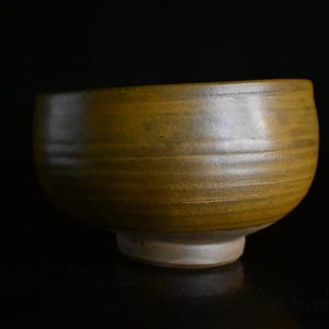 Cuenco de té japonés vintage de cerámica Onta Ware, con chawan de matcha estriado de tonos terrosos - "La tierra en tu palma" - Decoración Wabi Sabi
