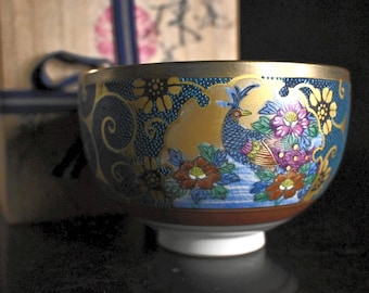 Ciotola da tè giapponese in ceramica d'epoca Kutani, Matcha Chawan con motivo a pavone dipinto a mano, "Tre regni della saggezza" - con scatola di legno
