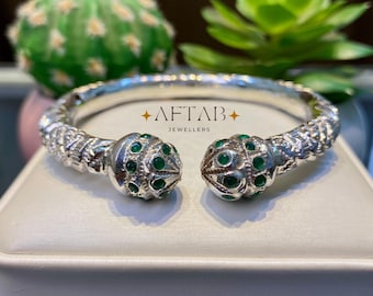 Brazalete de esposas de plata de ley 925 • Piedra de circonita cúbica verde • Pulsera texturizada Kada