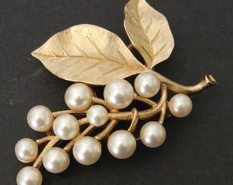 Pretty Vintage Crown Trifari Faux Pearl Textured Floral Leaf Pretty Vintage Crown Trifari Faux Pearl Textured Floral Leaf