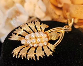 Vintage LISNER Flower Brooch with Faux Pearls and Goldtone Setting