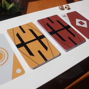 Naipes inspirados en Sabacc: dados de ciencia ficción personalizados para juegos de mesa, accesorios para juegos de cartas estelares y cartas de Rebel Draw creadas por fans.