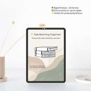 Op de afbeelding: Een zwarte tablet toont een "Task Batching Organizer" met tekst en een illustratie van een stapel boeken. Het scherm toont "Group similar tasks, boost focus, save time." De afbeelding bevat ook tekst over het product, digitaal A4-formaat, printbaar.