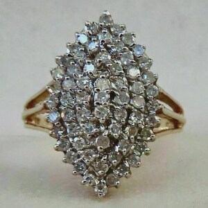 Anillo de compromiso de 2 quilates con diamantes simulados de talla redonda en plata chapada en oro amarillo de 14 k