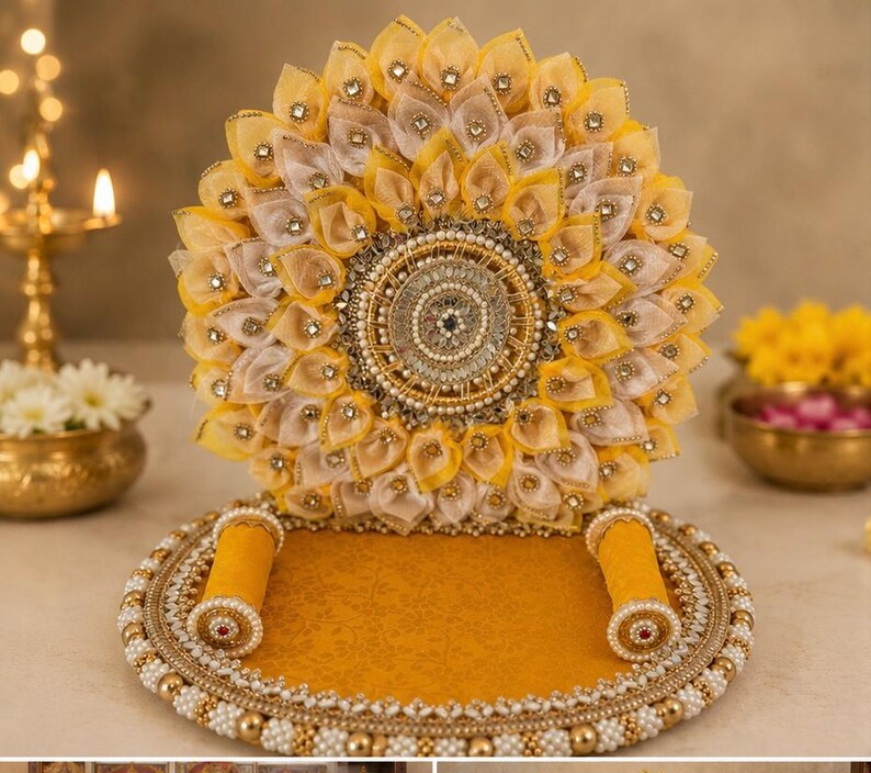Puede incluir: Un soporte decorativo circular de color amarillo y blanco con un dise&ntilde;o central de rayos de sol hecho de p&eacute;talos de tela superpuestos y espejos. La base es una bandeja amarilla plana con dos pilares cil&iacute;ndricos y un borde de perlas blancas.