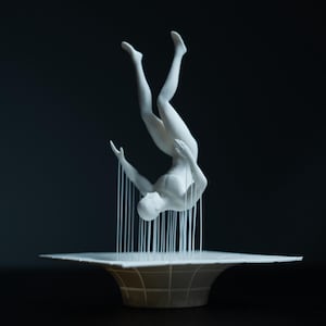 Surrealistisch vallende figuur sculptuur, abstract standbeeld moderne kunst, zwevende menselijke sculptuur, filosofisch interieur, uniek decor in galerijstijl