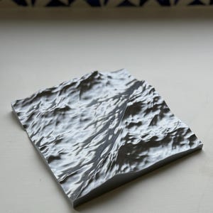 Carrelage ondulé métallique imprimé en 3D : oeuvre d'art murale inspirée de l'océan