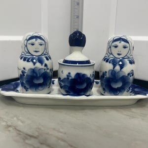 Vintage Russian Gzhel Blue White Porcelain Spice Set – Matryoshka Shakers, Mustard Jar & Tray, Hand Painted Alyonushka