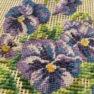 Vintage 12&quot; GOTOWE płótno do haftu krzyżykowego Petit Point - French Country Violet Pansy Pretty!