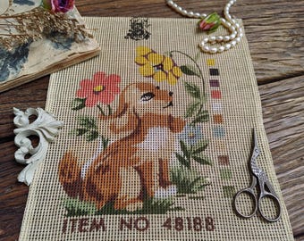 Tela bordada pintada à mão: Filhote de cachorro e flores, design de cachorro vintage