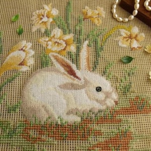 18 "Vintage VORBEARBEITET Nadelspitzen Leinwand Petit Point-Häschen In Gelber Narzisse