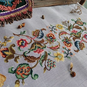 Antike französische jakobinische Nadelspitze mit Blumenmuster: 120 cm vorbearbeiteter Bankteppich
