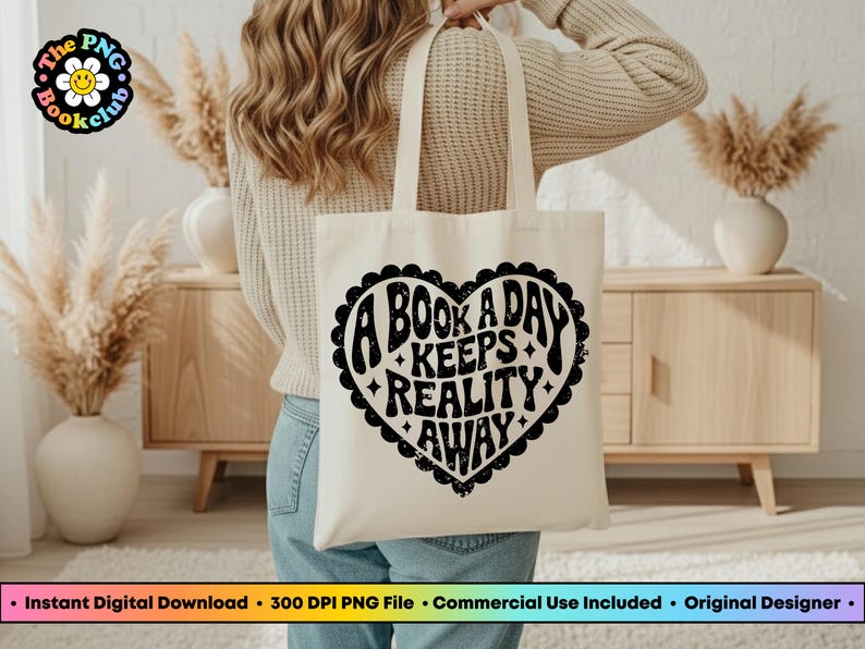 Pode incluir: Uma sacola creme com um design preto em forma de cora&ccedil;&atilde;o que diz "A Book A Day Keeps Reality Away". A sacola &eacute; segurada por uma pessoa. O logotipo PNG Bookclub est&aacute; no canto superior esquerdo.