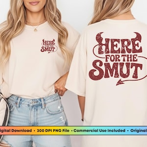 Może przedstawiać: Beżowa koszulka z napisem "HERE FOR THE SMUT" w stylu retro. Projekt znajduje się z przodu i z tyłu koszulki. Projekt z tyłu zawiera rogi diabła i ogon. Pobranie cyfrowe.