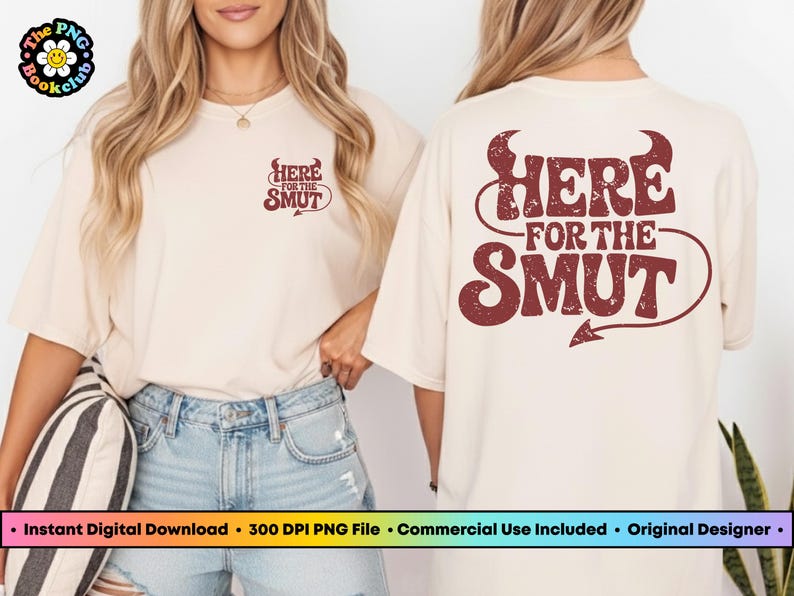Może przedstawiać: Beżowa koszulka z napisem "HERE FOR THE SMUT" w stylu retro. Projekt znajduje się z przodu i z tyłu koszulki. Projekt z tyłu zawiera rogi diabła i ogon. Pobranie cyfrowe.