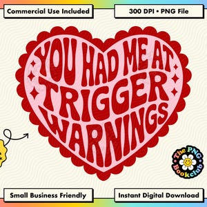 Puede incluir: Un diseño gráfico en forma de corazón con un borde rojo festoneado y un centro rosa claro. El texto "YOU HAD ME AT TRIGGER WARNINGS" está escrito en una fuente roja ondulada y llamativa. Pequeños diamantes rojos se sitúan a los lados.