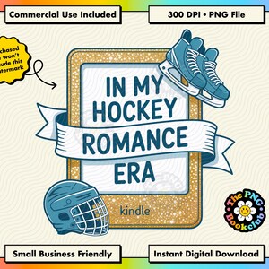 Könnte beinhalten: Eine digitale Illustration mit einem gold gesprenkelten E-Reader, der den Text IN MY HOCKEY ROMANCE ERA anzeigt. Das Design umfasst einen blauen Eishockeyhelm, ein Paar blaue Schlittschuhe und ein weißes Banner, das um den Bildschirm gewickelt ist.