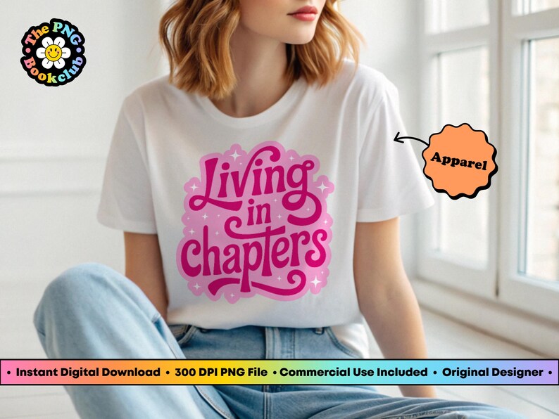 K&ouml;nnte beinhalten: Wei&szlig;es T-Shirt mit dem Text "Living in chapters" in rosa Schrift und rosa Hintergrund. Das Bild ist mit "Apparel" gekennzeichnet. Das Bild enth&auml;lt auch den Text "Sofortiger digitaler Download" und "Kommerzielle Nutzung inklusive."