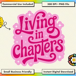 Pode incluir: Um design gráfico digital apresentando o texto Living in chapters em uma fonte cursiva rosa escuro. As letras estão sobre um fundo rosa claro em forma de nuvem, acentuado com pequenas estrelas brancas de quatro pontas por todo o design.