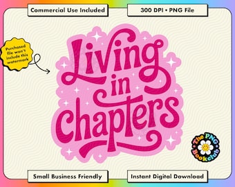 Può includere: Un design grafico digitale che presenta il testo Living in chapters in un audace carattere corsivo rosa scuro. La scritta è posta su uno sfondo rosa chiaro a forma di nuvola, accentuato da piccole stelle bianche a quattro punte.