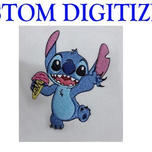 Peut inclure: Écusson brodé représentant Stitch de Lilo & Stitch, tenant une glace. Le patch est bleu avec des détails roses. Le texte "CUSTOM DIGITIZING" est au-dessus du personnage en bleu.