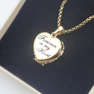 Puede incluir: Un collar con colgante en forma de coraz&oacute;n dorado con la inscripci&oacute;n "Forever in my Heart". El colgante cuelga de una cadena dorada a juego. El collar se presenta en una caja azul oscuro.