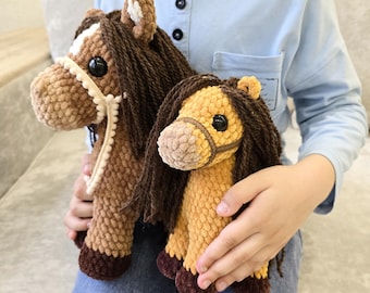 Patroon gehaakt paard: amigurumi knuffelpaard (2 maten)