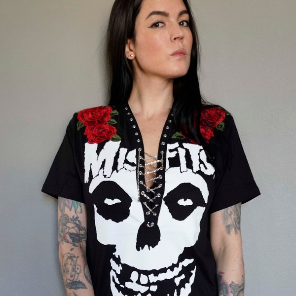 Olivia Paige – DIY Gothic-Steampunk-Hemd mit Ösenband, Totenkopf-Skelett, The Misfits-Oberteil mit aufgestickten Rosen zum Schnüren