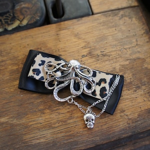 Olivia Paige - ROckabilly broche met luipaardhaarstrik Octopusketting met schedel