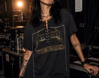 Camiseta de show do Metallica com cadarço: Logotipo da banda feito com camiseta reciclada