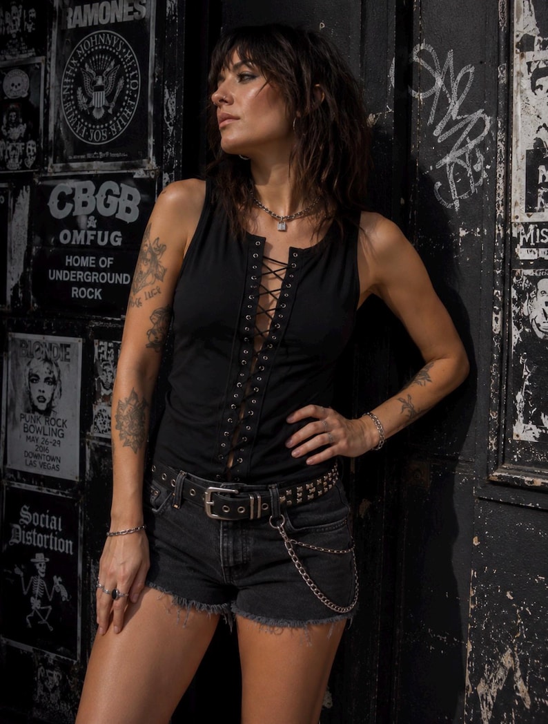 Ropa de Olivia Paige - Camiseta sin mangas con cordones y ojales delanteros para verano imagen 2