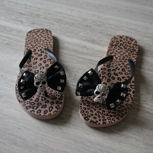 Olivia Paige -Leopard Pin up Zuckerschädel Pyramide Schleifen Pin Up Rockabilly Harley Flip Flops