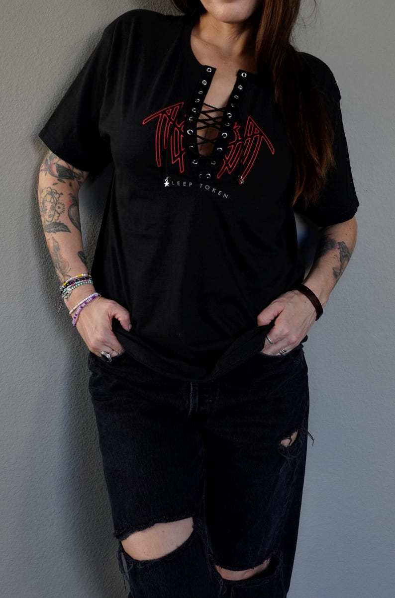 Puede incluir: Camiseta negra con un detalle de encaje rojo y el texto "KEEP TOKEN" impreso en la parte delantera.