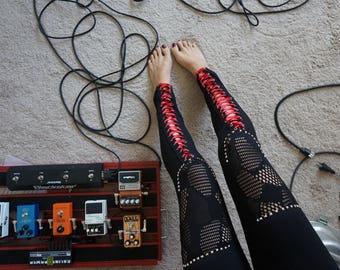 Olivia Paige - Punkrock-legging met veters, studs en rode vetersluiting