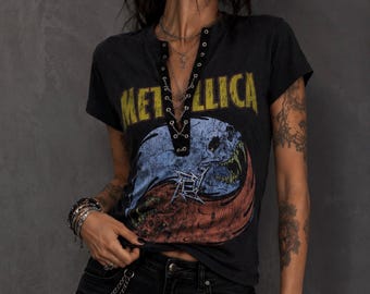 Camiseta de show do Metallica com cadarço: Logo da banda feito com camiseta reciclada