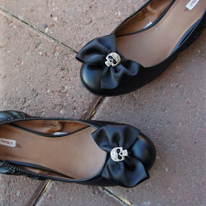 Olivia Paige - Schwarze Satinschleifen Sugar Skull Schuhclips
