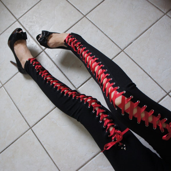 Olivia Paige - Punk Rock Nieten Schnür Leggings mit rotem Band Schnürung