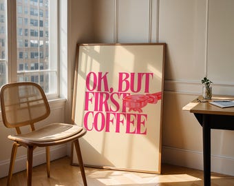 Peut inclure: Affiche encadrée avec le texte "OK, BUT FIRST COFFEE" en rose vif. L'affiche présente une illustration rose d'un porte-filtre de machine à café. L'affiche est appuyée contre un mur près d'une fenêtre et d'une chaise en bois.
