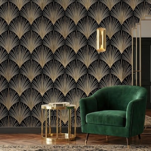 Pode incluir: Padrão de papel de parede art déco preto e dourado. Uma poltrona de veludo verde e uma pequena mesa lateral dourada com tampo redondo e três pernas estão em frente à parede. Duas arandelas douradas estão montadas na parede.