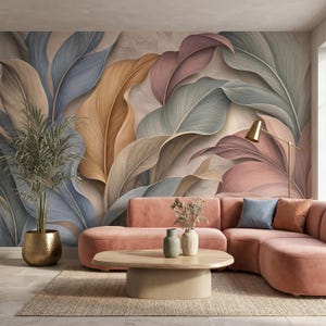 Puede incluir: Un salón con un gran mural de hojas coloridas en tonos azules, dorados y rosas. Un sofá seccional rosa, una mesa de centro de madera y una lámpara de pie dorada completan la decoración. Una planta en maceta y jarrones se suman a la estética de la habitación.